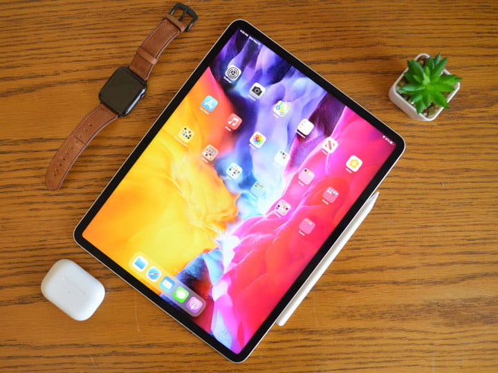 The iPad Pro 2021 rests on a table, with the home screen showing.