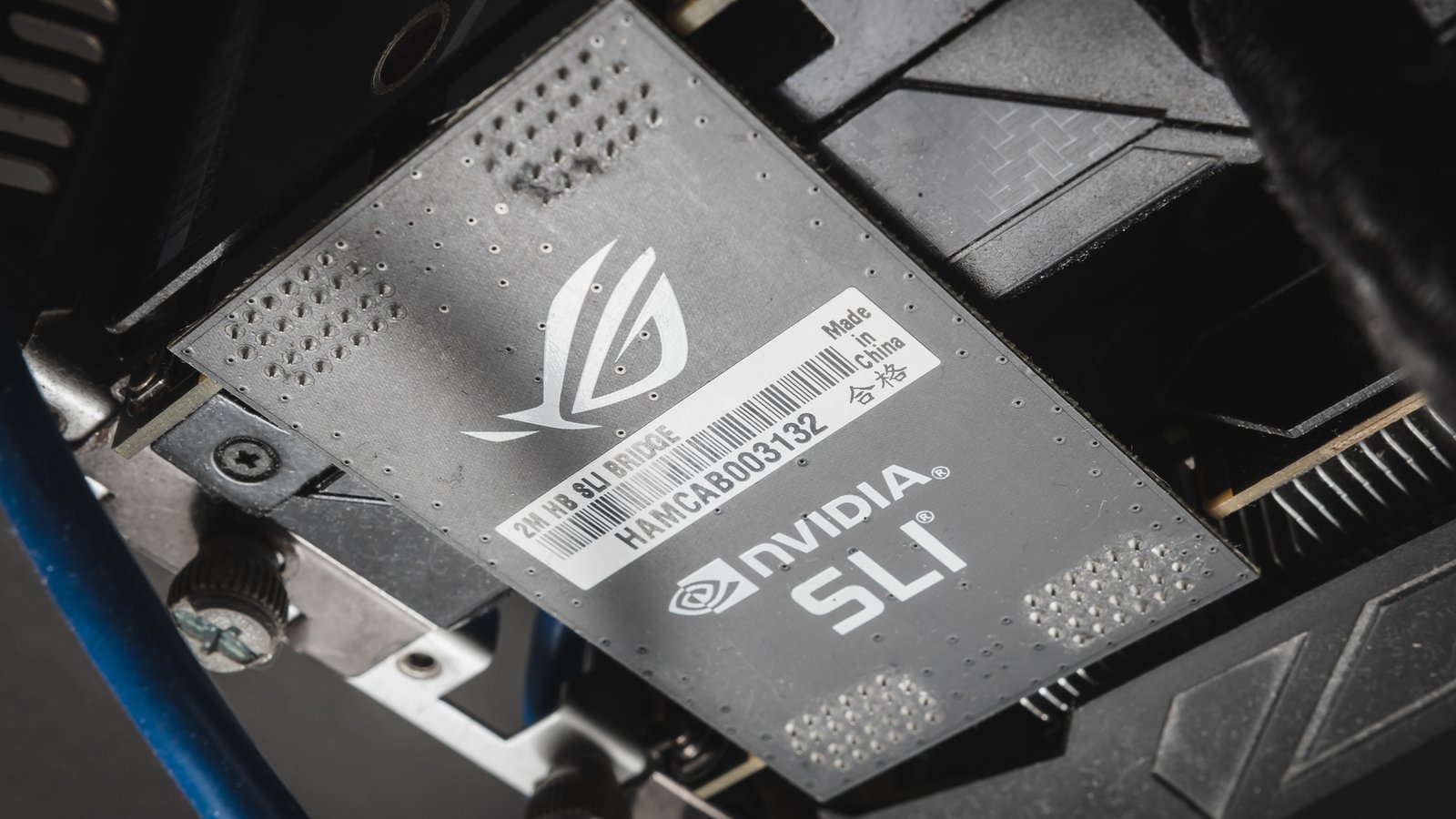 Close up of an SLI bridge connector