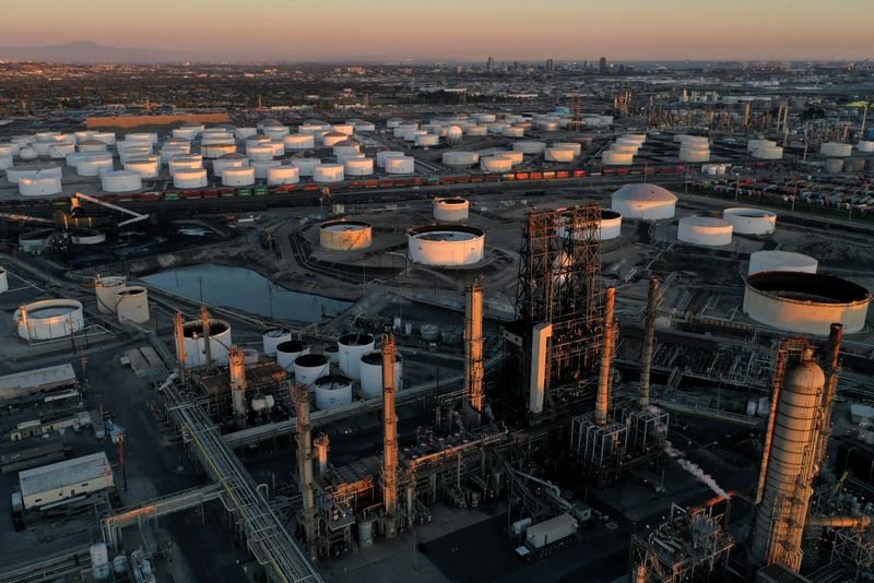 Oil prices fall, continuing downward trend from last week