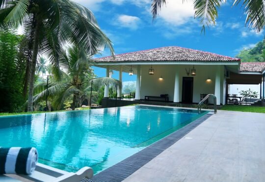 Benefit From a Professional Pool Cleaning Service
