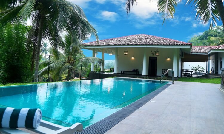 Benefit From a Professional Pool Cleaning Service